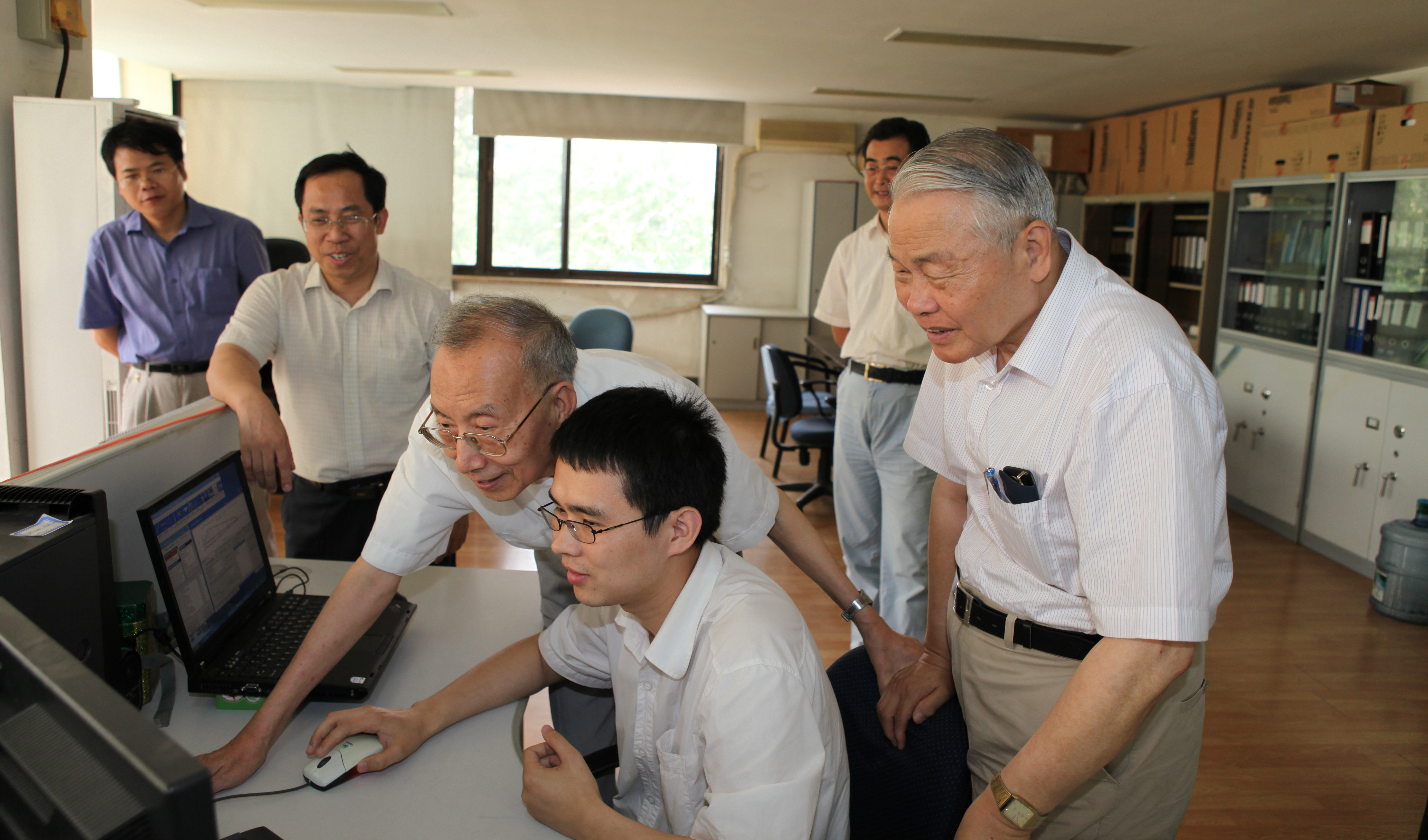 2009年7月21日，原機(jī)械工業(yè)部副部長沈列初、中國電工技術(shù)學(xué)會(huì)名譽(yù)理事長周鶴良蒞臨公司指導(dǎo)工作。.jpg